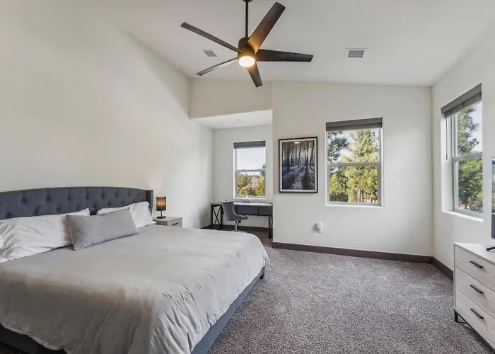 Scenic Golf Retreat With Modern Comforts & Fireplace Townhouse Holiday home