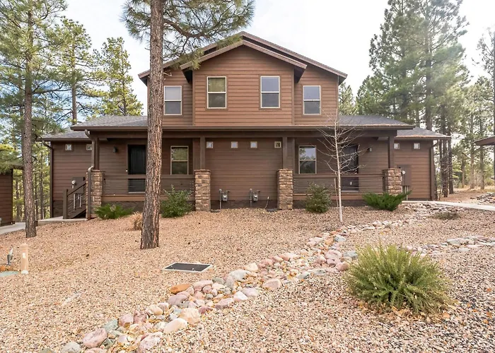Scenic Golf Retreat With Modern Comforts & Fireplace Townhouse Holiday home *