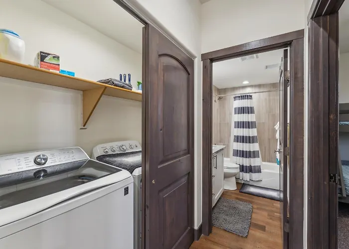 Scenic Golf Retreat With Modern Comforts & Fireplace Townhouse *