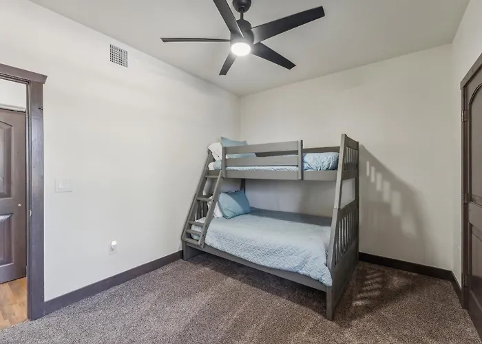 Scenic Golf Retreat With Modern Comforts & Fireplace Townhouse Show Low