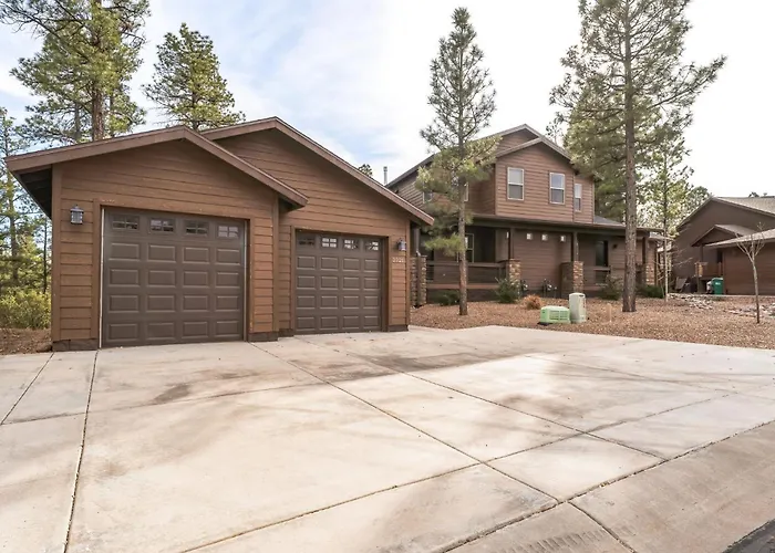 Scenic Golf Retreat With Modern Comforts & Fireplace Townhouse