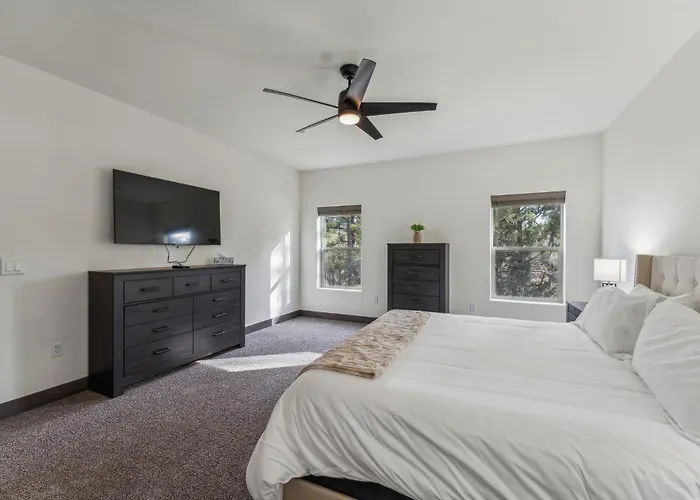 Scenic Golf Retreat With Modern Comforts & Fireplace Townhouse Holiday home *