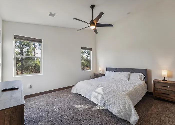 Scenic Golf Retreat With Modern Comforts & Fireplace Townhouse Holiday home Show Low