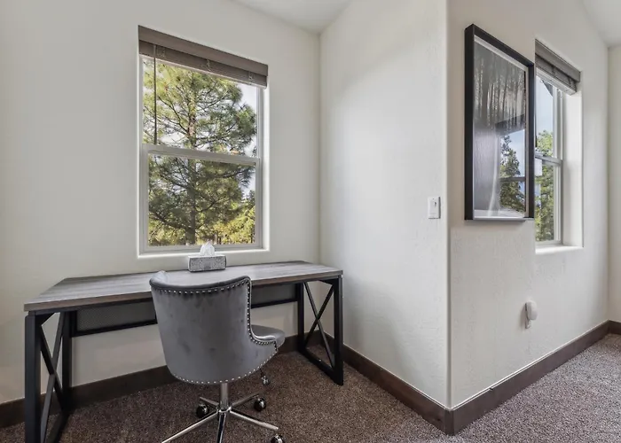 Scenic Golf Retreat With Modern Comforts & Fireplace Townhouse Holiday home