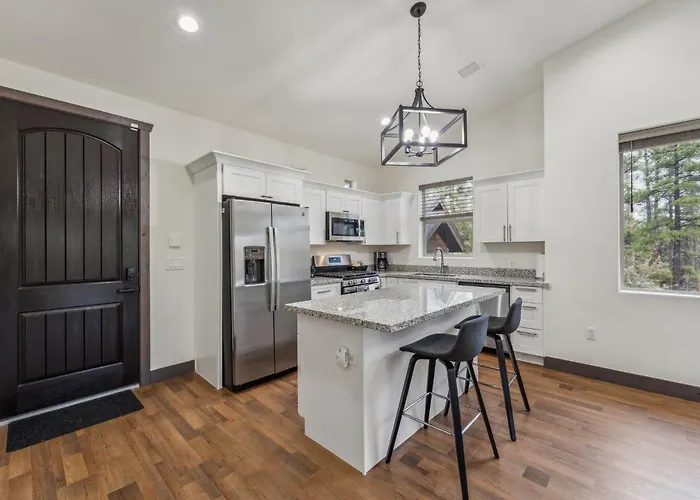 Holiday home Scenic Golf Retreat With Modern Comforts & Fireplace Townhouse *