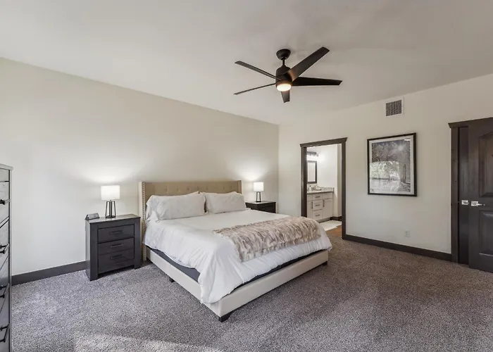 Scenic Golf Retreat With Modern Comforts & Fireplace Townhouse Holiday home Show Low