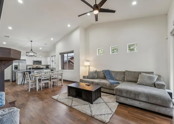 Scenic Golf Retreat With Modern Comforts & Fireplace Townhouse Holiday home *