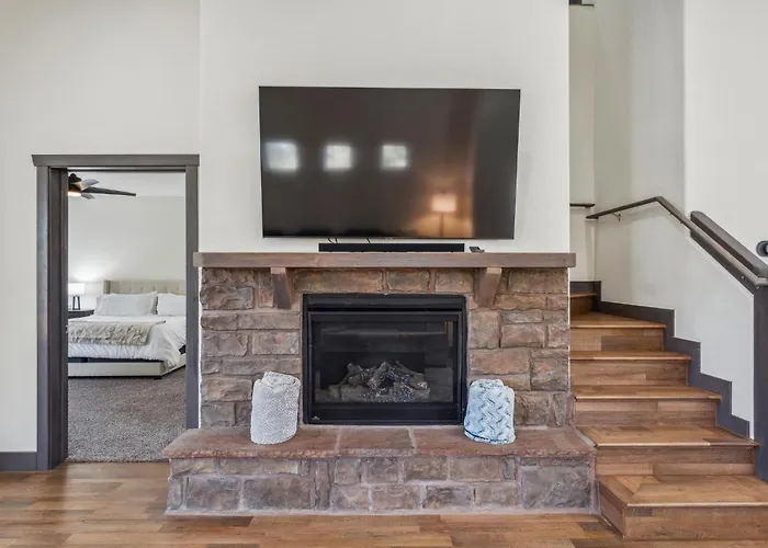 Holiday home Scenic Golf Retreat With Modern Comforts & Fireplace Townhouse *