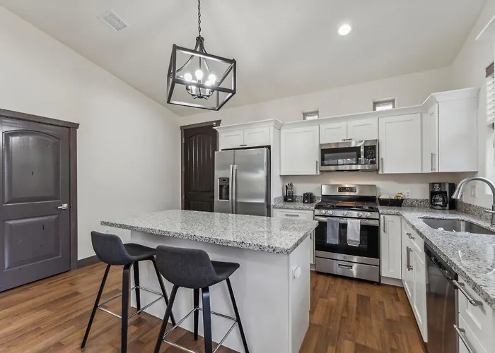 Scenic Golf Retreat With Modern Comforts & Fireplace Townhouse *