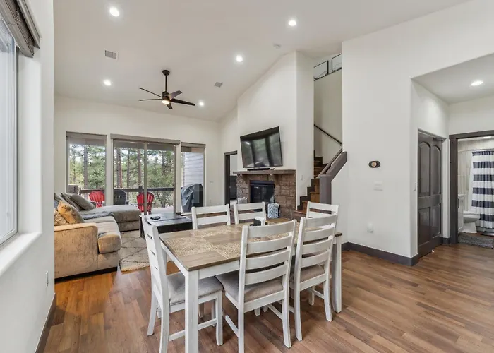 Holiday home Scenic Golf Retreat With Modern Comforts & Fireplace Townhouse *