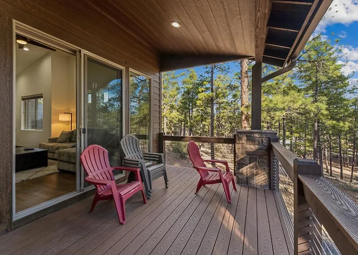 Scenic Golf Retreat With Modern Comforts & Fireplace Townhouse Holiday home *